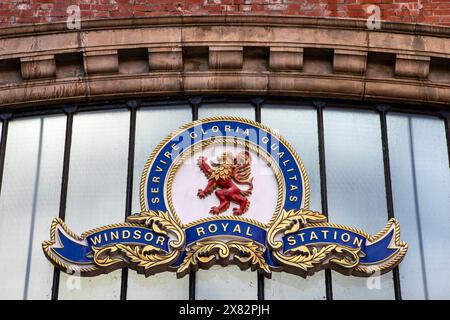 Windsor, Royaume-Uni - 21 octobre 2023 : le logo Windsor Royal Station à l'extérieur de ce qui est maintenant une gare et un centre commercial dans la ville de Windsor, Royaume-Uni. Banque D'Images