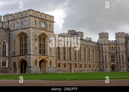 Windsor, Royaume-Uni - 21 octobre 2023 : vue de l'autre côté de la cour du magnifique château de Windsor dans le Berkshire, Royaume-Uni. Banque D'Images