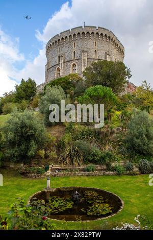 Windsor, Royaume-Uni - 21 octobre 2023 : vue de la Tour ronde du magnifique château de Windsor dans le Berkshire, Royaume-Uni. Banque D'Images