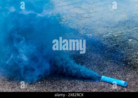 La fumée bleue ardente s'entrecroise avec des feux d'artifice extérieurs dangereux et des indices de pollution Banque D'Images