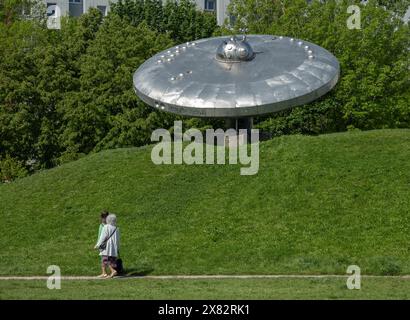 Sculpture d'OVNI, Podunajske Biskupice, Bratislava, Slovaquie Banque D'Images