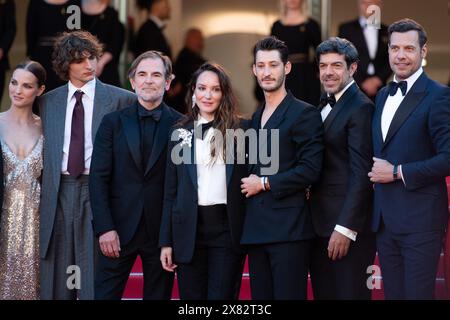 Cannes, France. 22 mai 2024. Cannes, France. 22 mai 2024. Matthieu Delaporte, Anais Demoustier, Pierre Niney, Pierfrancesco Favino, Laurent Lafitte présents à la première du Comte de Monte-Cristo dans le cadre du 77e Festival international du film de Cannes, le 22 mai 2024. Photo Aurore MARECHAL/ABACAPRESS. COM Credit : Abaca Press/Alamy Live News Banque D'Images