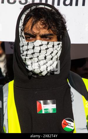 Londres, Royaume-Uni - 11 novembre 2023 : un manifestant portant une poubelle Free Palestine lors du rassemblement pro-palestinien dans le centre de Londres, Royaume-Uni. Banque D'Images