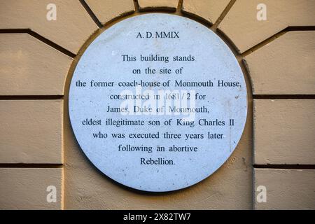 Londres, Royaume-Uni - 15 janvier 2024 : plaque sur les bâtiments Batemans à Londres, Royaume-Uni, marquant l'emplacement où l'ancienne maison de bus de Monmouth House s Banque D'Images