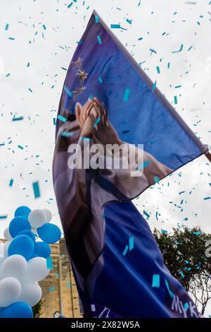 COSPICUA MALTE - 08 décembre 2023 : drapeaux, ballons et confettis à la fête du village maltais de l'Immaculée conception à Cospicua Banque D'Images