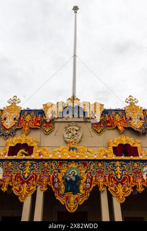 COSPICUA MALTE - 08 décembre 2023 : feux d'artifice et confettis lors de la fête de l'Immaculée conception du village maltais à Cospicua Banque D'Images