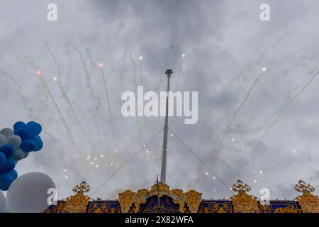 COSPICUA MALTE - 08 décembre 2023 : feux d'artifice et confettis lors de la fête de l'Immaculée conception du village maltais à Cospicua Banque D'Images