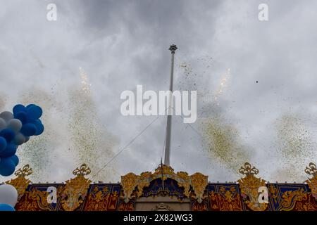 COSPICUA MALTE - 08 décembre 2023 : feux d'artifice et confettis lors de la fête de l'Immaculée conception du village maltais à Cospicua Banque D'Images