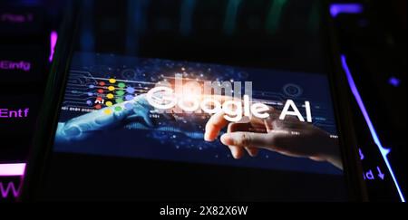 Viersen, Allemagne - 9 mai. 2024 : gros plan de smartphone avec lettrage logo de Google ai intelligence artificielle sur clavier d'ordinateur Banque D'Images