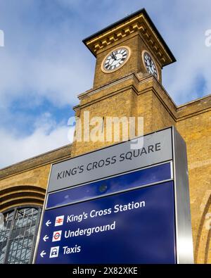 Londres, Royaume-Uni - 5 février 2024 : un panneau à la gare de Kings Cross à Londres, Royaume-Uni. Banque D'Images