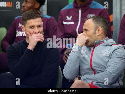 Dublin, Irlande. 22 mai 2024. Football : Europa League, Atalanta Bergamo - Bayer Leverkusen, éliminatoires, finale, Aviva Stadium. Granit Xhaka de Leverkusen (g) et l'entraîneur adjoint Sebastian Parrilla parlent sur le banc avant le match. Crédit : Jan Woitas/dpa/Alamy Live News Banque D'Images