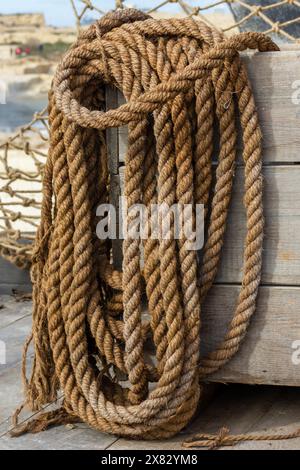 Une corde amarrée sur un bateau de pêche pris à Kalkara, Malte Banque D'Images