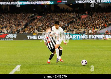 Melbourne, Australie. 22 mai 2024. Kieran Trippier du Newcastle United FC (l) affronte Heung-min, fils du Tottenham Hotspur FC (R) lors du match d'expo entre Tottenham Hotspur FC et Newcastle United FC au Melbourne Cricket Ground. Newcastle a gagné le match avec des pénalités 5-4. (Photo de George Hitchens/SOPA images/SIPA USA) crédit : SIPA USA/Alamy Live News Banque D'Images