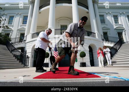 Washington, États-Unis. 22 mai 2024. Les travailleurs font une dernière préparation sur le Portique Sud, avant que le président américain Joe Biden n’accueille le président William Ruto du Kenya à la Maison Blanche à Washington le mercredi 22 mai 2024. Photo de Yuri Gripas/UPI crédit : UPI/Alamy Live News Banque D'Images