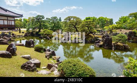 Vue panoramique d'un jardin japonais typique dans une image qui transmet la sérénité et la paix, Kyoto, Japon. Banque D'Images