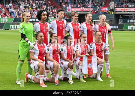 Joueuses d'Ajax avec la gardienne Regina van Eijk (1) d'Ajax Vrouwen, Lily Yohannes (20) d'Ajax Vrouwen, Kay-Lee de Sanders (25) d'Ajax Vrouwen, Isa Kardinaal (26) d'Ajax Vrouwen, Lotte Keukelaar (23) d'Ajax Vrouwen, Nadine Noordam (10) d'Ajax Vrouwen, Ashleigh Weerden (11) Chasity Grant (15) d’Ajax Vrouwen, Daliyah de Klonia (24) d’Ajax Vrouwen, Rosa van Gool (21 ans) d'Ajax Vrouwen et Tiny Hoekstra (19 ans) d'Ajax Vrouwen posent pour une photo d'équipe lors d'un match de football féminin entre Ajax Amsterdam vrouwen et Fortuna Sittard dans la finale de la Toto KNVB Beker Cup néerlandaise, Banque D'Images