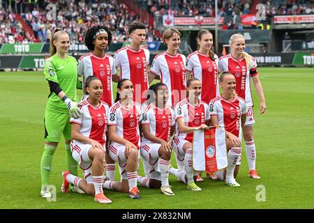 Joueuses d'Ajax avec la gardienne Regina van Eijk (1) d'Ajax Vrouwen, Lily Yohannes (20) d'Ajax Vrouwen, Kay-Lee de Sanders (25) d'Ajax Vrouwen, Isa Kardinaal (26) d'Ajax Vrouwen, Lotte Keukelaar (23) d'Ajax Vrouwen, Nadine Noordam (10) d'Ajax Vrouwen, Ashleigh Weerden (11) Chasity Grant (15) d’Ajax Vrouwen, Daliyah de Klonia (24) d’Ajax Vrouwen, Rosa van Gool (21 ans) d'Ajax Vrouwen et Tiny Hoekstra (19 ans) d'Ajax Vrouwen posent pour une photo d'équipe lors d'un match de football féminin entre Ajax Amsterdam vrouwen et Fortuna Sittard dans la finale de la Toto KNVB Beker Cup néerlandaise, Banque D'Images