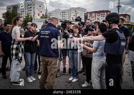 Kharkiv, Ukraine. 22 mai 2024. © Nicolas Cleuet/le Pictorium/MAXPPP - Kharkiv 22/05/2024 Nicolas Cleuet/le Pictorium - 22/05/2024 - Ukraine/kharkiv oblast/Kharkiv - Kharkiv - attaque a la bombe planante sur le quartier Residentielle de Oleksyvka - valeurs ACtuelles Out, JDD Out, No JDD, RUSSIA Out, NO RUSSIA #norussia/22/05/2024 - Ukraine/oblast de kharkiv/Kharkiv - Kharkiv - attentat à la bombe contre le quartier résidentiel d'Oleksyvka crédit : MAXPPP/Alamy Live News Banque D'Images