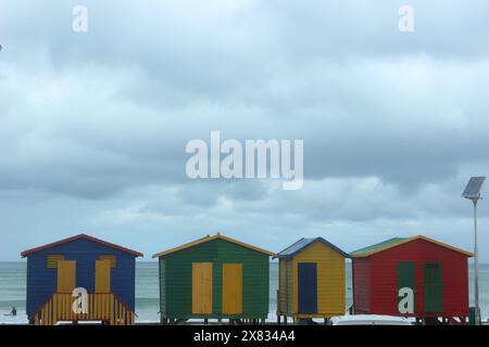 Vestiaires colorés à St James Beach Muizenberg Capetown Afrique du Sud Banque D'Images