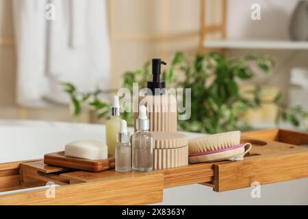 Différents produits cosmétiques sur plateau de baignoire en bois Banque D'Images