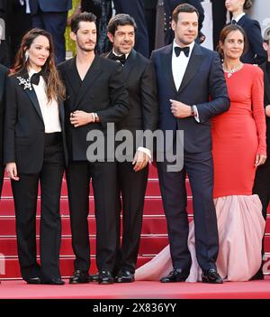 L’acteur italien Pierfrancesco Favino, les acteurs français Laurent Lafitte, Pierre Niney, les actrices Anais Demoustier et Julie de Bona assistent à la première du Comte de Monte Christo au 77e Festival de Cannes, le mercredi 22 mai 2024. Photo de Rune Hellestad/ UPI Banque D'Images