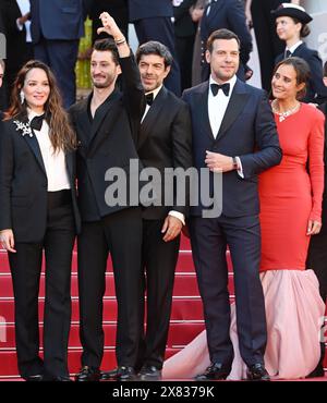 L’acteur italien Pierfrancesco Favino, les acteurs français Laurent Lafitte, Pierre Niney, les actrices Anais Demoustier et Julie de Bona assistent à la première du Comte de Monte Christo au 77e Festival de Cannes, le mercredi 22 mai 2024. Photo de Rune Hellestad/ UPI Banque D'Images