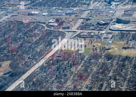 Richfield, Minnesota. Vue aérienne montrant l'industrie et la zone résidentielle et l'intersection des feuilles de trèfle de 35W et de l'Interstate 494. Banque D'Images