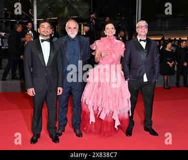 Cannes, France. 22 mai 2024. Cannes, 77ème Festival de Cannes 2024, film tapis rouge 'Motel Destino' sur la photo : Fábio Assunção, Nataly Rocha, Karim Aïnouz, Iago Xavier crédit : Agence photo indépendante/Alamy Live News Banque D'Images