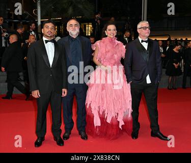 Cannes, France. 22 mai 2024. Cannes, 77ème Festival de Cannes 2024, film tapis rouge 'Motel Destino' sur la photo : Fábio Assunção, Nataly Rocha, Karim Aïnouz, Iago Xavier crédit : Agence photo indépendante/Alamy Live News Banque D'Images