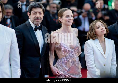 Cannes, France. 22 mai 2024. Pierfrancesco Favino, Adèle Simphal et Marie Narbonne assistent au Comte de Monte-Cristo qui projette le tapis rouge au 77e Festival de Cannes au Palais des Festivals le 22 mai 2024 à Cannes, France crédit : BTWImages/Alamy Live News Banque D'Images