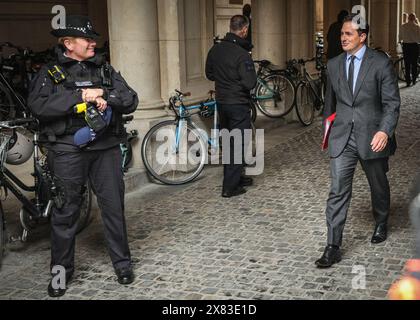 Londres, Royaume-Uni. 22 mai 2024. Johnny Mercer, député, ministre d'État, ministre des anciens combattants au Cabinet. Les ministres assistent à une réunion du cabinet du gouvernement au 10 Downing Street, juste avant que le premier ministre Rishi Sunak ne prononce son discours pour annoncer la date des élections générales au 4 juillet 2024. Crédit : Imageplotter/Alamy Live News Banque D'Images