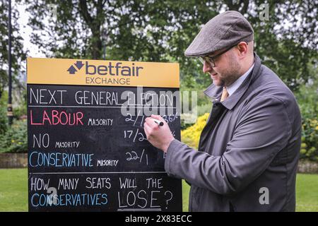 Londres, Royaume-Uni. 22 mai 2024. Le personnel de Betfair est au College Green à Westminster avec leur conseil des cotes des élections générales, juste après que le premier ministre Rishi Sunak ait prononcé son discours pour annoncer la date des élections générales, le 4 juillet 2024. Crédit : Imageplotter/Alamy Live News Banque D'Images