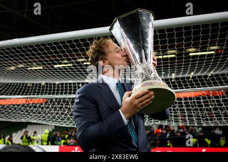 Dublin, Irlande. 22 mai 2024. Stephen Pagliuca célèbre avec le trophée lors de la finale de l'UEFA Europa League entre Atalanta BC et Bayer 04 Leverkusen. Crédit : Nicolò Campo/Alamy Live News Banque D'Images