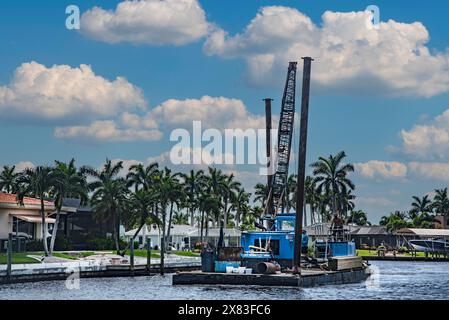 Grue flottante installant un nouveau quai, Bimini Basin, Cape Coral, Floride, États-Unis Banque D'Images