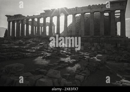 Lever de soleil noir et blanc du Parthénon à l'Acropole d'Athènes, Grèce novembre 1969 Banque D'Images