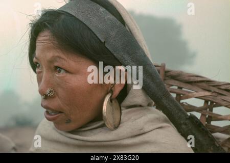 Femme népalaise dans le brouillard à l'extérieur de Katmandou, Népal en septembre 1969 Banque D'Images
