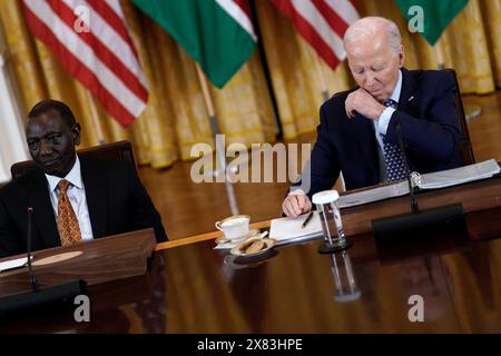 Washington, Vereinigte Staaten. 22 mai 2024. Le président des États-Unis Joe Biden participe à un dialogue avec le président William Ruto du Kenya et des chefs d’entreprise dans la salle East de la Maison Blanche à Washington le 22 mai 2024. Crédit : Yuri Gripas/Pool via CNP/dpa/Alamy Live News Banque D'Images