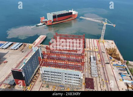 YANTAI, CHINE - 22 MAI 2024 - Un navire semi-submersible chargé de sections de coque d'un très grand porte-conteneurs se dirige vers l'assemblage final Banque D'Images