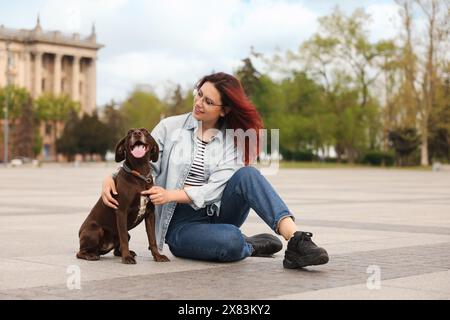 Femme avec son chien pointeur allemand mignon à poil court à l'extérieur Banque D'Images