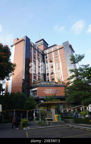 Le bâtiment principal de la faculté d'économie et de commerce à l'Université Brawijaya Malang dans la matinée Banque D'Images