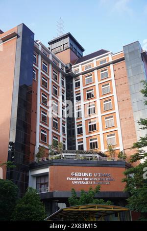 Le bâtiment principal de la faculté d'économie et de commerce à l'Université Brawijaya Malang dans la matinée Banque D'Images