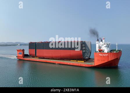 YANTAI, CHINE - 22 MAI 2024 - Un navire semi-submersible chargé de sections de coque d'un très grand porte-conteneurs se dirige vers l'assemblage final Banque D'Images