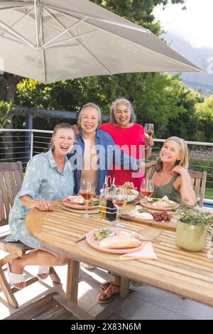 Diverses amies seniors appréciant le repas à l'extérieur Banque D'Images