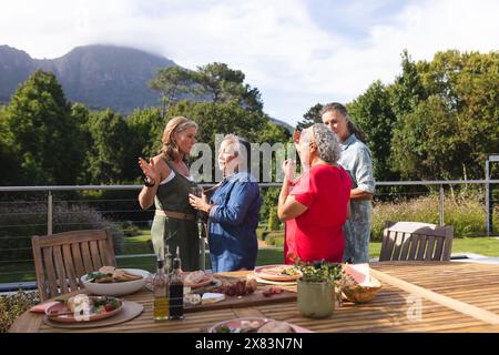 Diverses amies seniors appréciant le repas à l'extérieur Banque D'Images