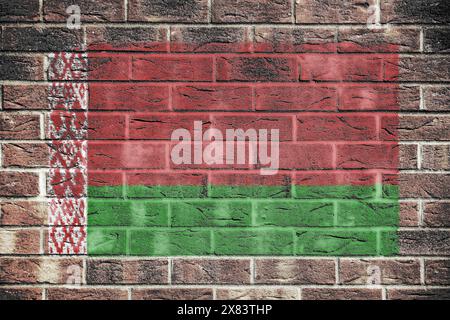 Drapeau de Biélorussie sur un fond de mur de briques Banque D'Images