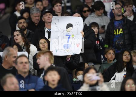 MELBOURNE, AUSTRALIE. 22 mai 2024. Sur la photo : un fan de l'attaquant de Tottenham Hotspur, son fils Heung-min (7), tient une affiche depuis les tribunes du Melbourne Cricket Ground pour soutenir le joueur coréen lors de la Global Football week English Premiership Teams Friendly au MCG de Melbourne. Crédit : Karl Phillipson/Alamy Live News Banque D'Images