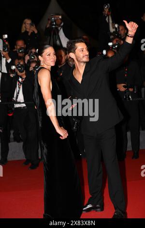 22 mai 2024, Cannes, Côte D'azur, France : PIERRE Niney et sa petite amie NATASHA ANDREWS quittent le tapis rouge après la première projection de 'le Comte de Monte Cristo' au 77e Festival annuel de Cannes au Palais des Festivals de Cannes, France (crédit image : © Mickael Chavet/ZUMA Press Wire) USAGE ÉDITORIAL SEULEMENT! Non destiné à UN USAGE commercial ! Banque D'Images