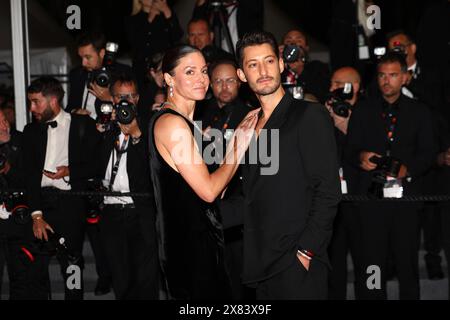 22 mai 2024, Cannes, Côte D'azur, France : PIERRE Niney et sa petite amie NATASHA ANDREWS quittent le tapis rouge après la première projection de 'le Comte de Monte Cristo' au 77e Festival annuel de Cannes au Palais des Festivals de Cannes, France (crédit image : © Mickael Chavet/ZUMA Press Wire) USAGE ÉDITORIAL SEULEMENT! Non destiné à UN USAGE commercial ! Banque D'Images