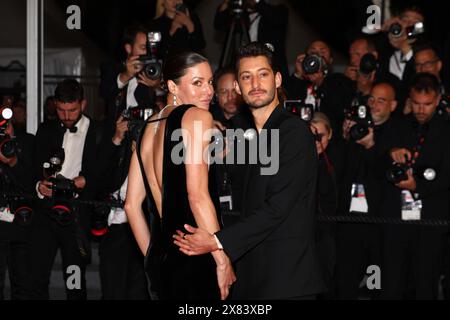 22 mai 2024, Cannes, Côte D'azur, France : PIERRE Niney et sa petite amie NATASHA ANDREWS quittent le tapis rouge après la première projection de 'le Comte de Monte Cristo' au 77e Festival annuel de Cannes au Palais des Festivals de Cannes, France (crédit image : © Mickael Chavet/ZUMA Press Wire) USAGE ÉDITORIAL SEULEMENT! Non destiné à UN USAGE commercial ! Banque D'Images