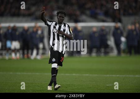 MELBOURNE, AUSTRALIE. 22 mai 2024. Sur la photo : Garang Kuol, attaquant de Newcastle United, marque des points vers les fans de Tottenham après avoir marqué un penalty lors de son premier match pour les Magpies lors de la Global Football week English Premiership Teams amies au MCG de Melbourne. Crédit : Karl Phillipson/Alamy Live News Banque D'Images